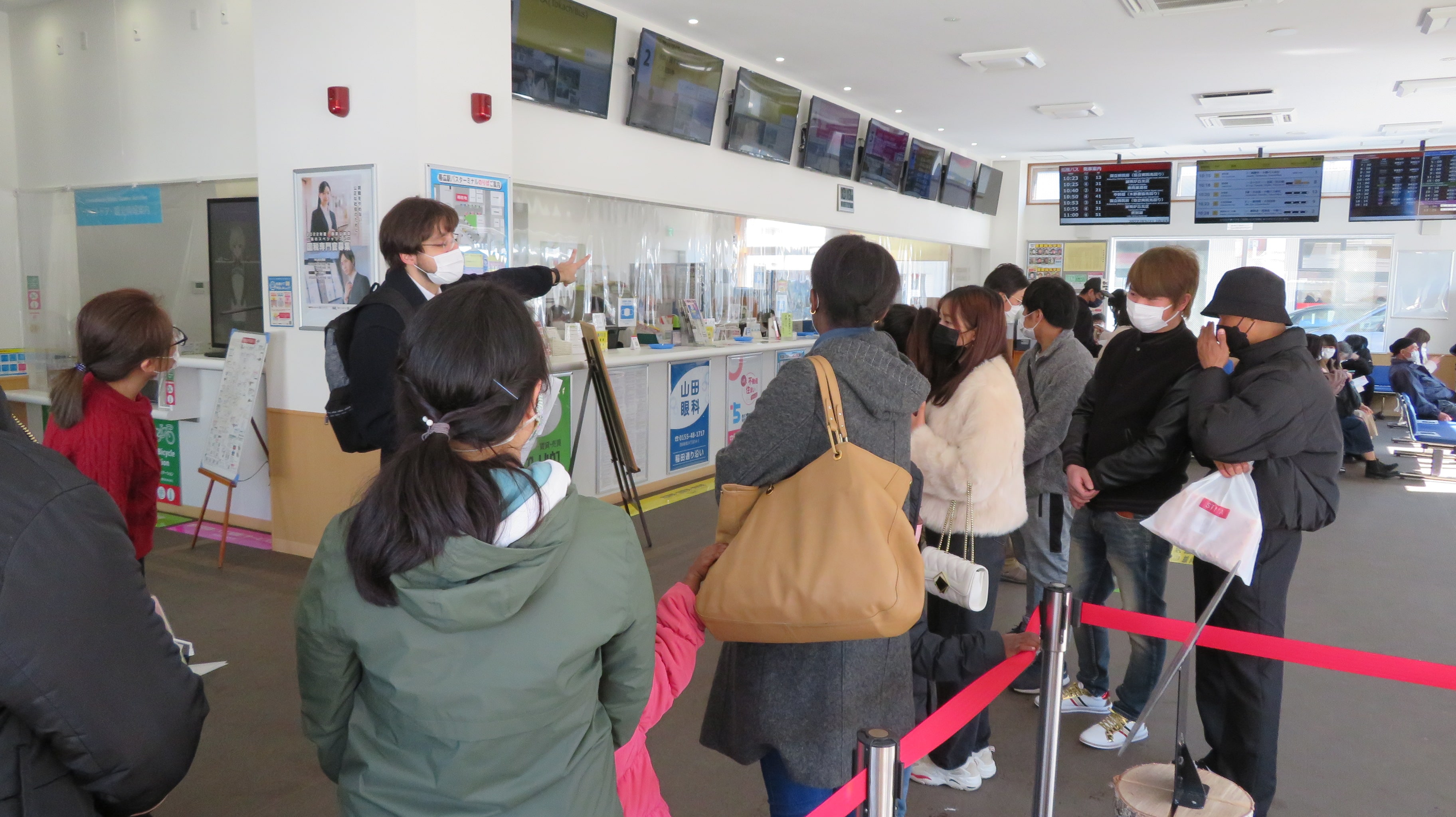 「おびくる」でチケットの購入方法を学ぶ様子【在住外国人向け支援事業】