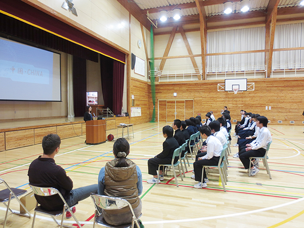 足寄町による国際交流事業「足寄中学校での講演会」